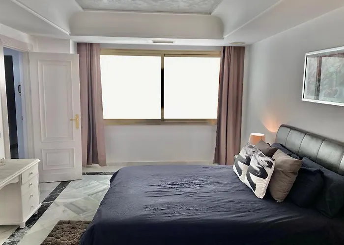 Puerto Banus Beachfront .gray D'albion . Amazing Location 马尔韦利亚